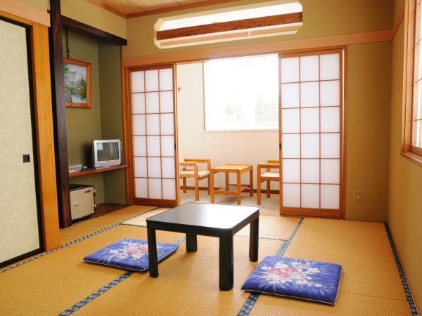 ห้องสไตล์ญี่ปุ่นพร้อมห้องน้ำและอ่างล้างหน้า