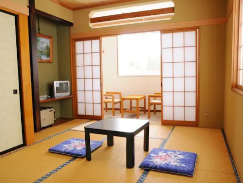 ห้องสไตล์ญี่ปุ่นพร้อมห้องน้ำและอ่างล้างหน้า