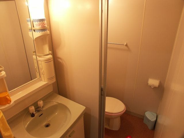 ห้องสไตล์ญี่ปุ่นมีห้องน้ำและอ่างล้างหน้า