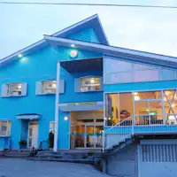 ภาพถ่ายภายนอกของ Youngmate ที่มีแสงไฟ