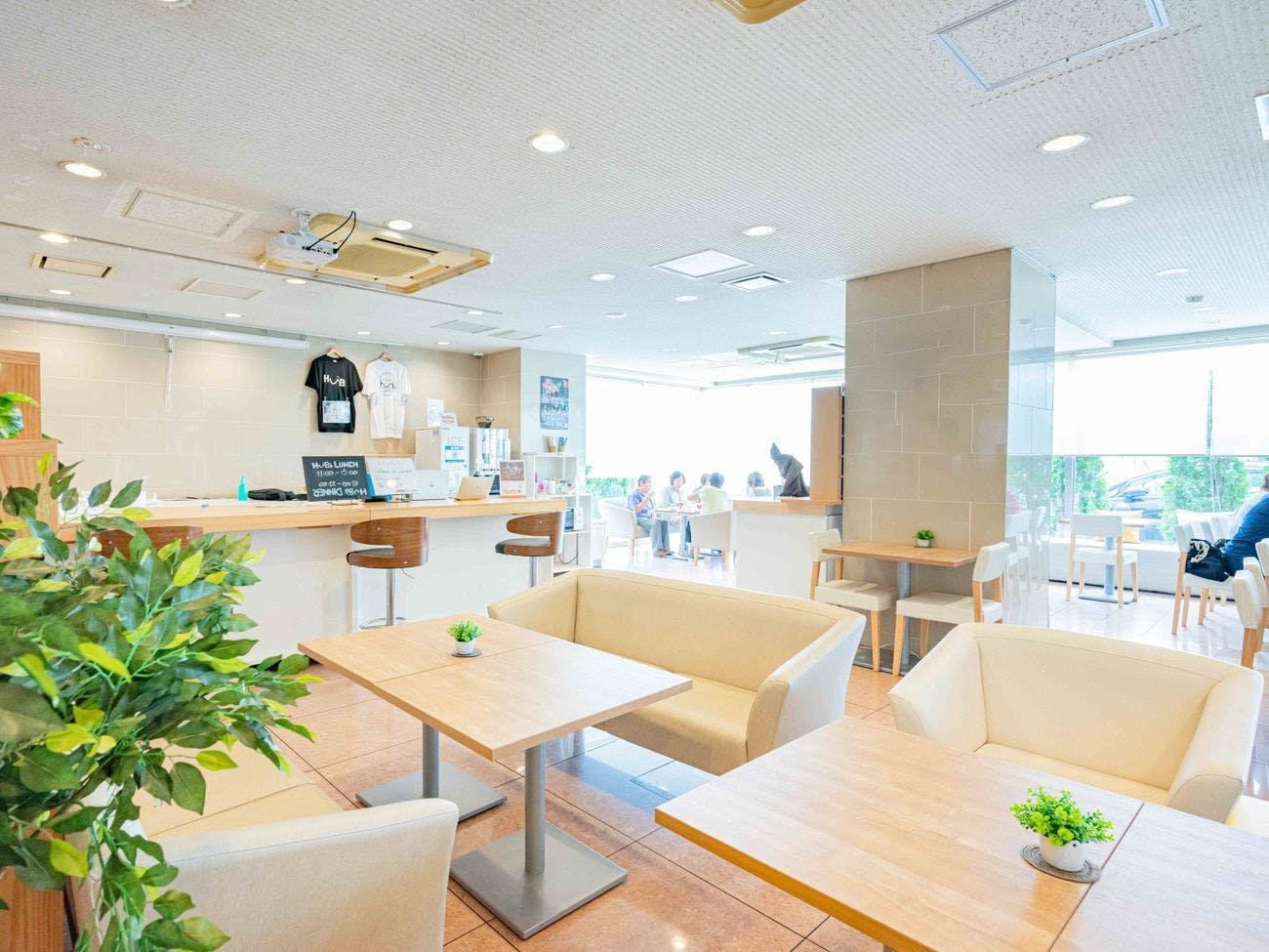 Hubs Cafe ชั้น 1 เป็นสถานที่ที่ผู้คนหลากหลายมารวมตัวกัน