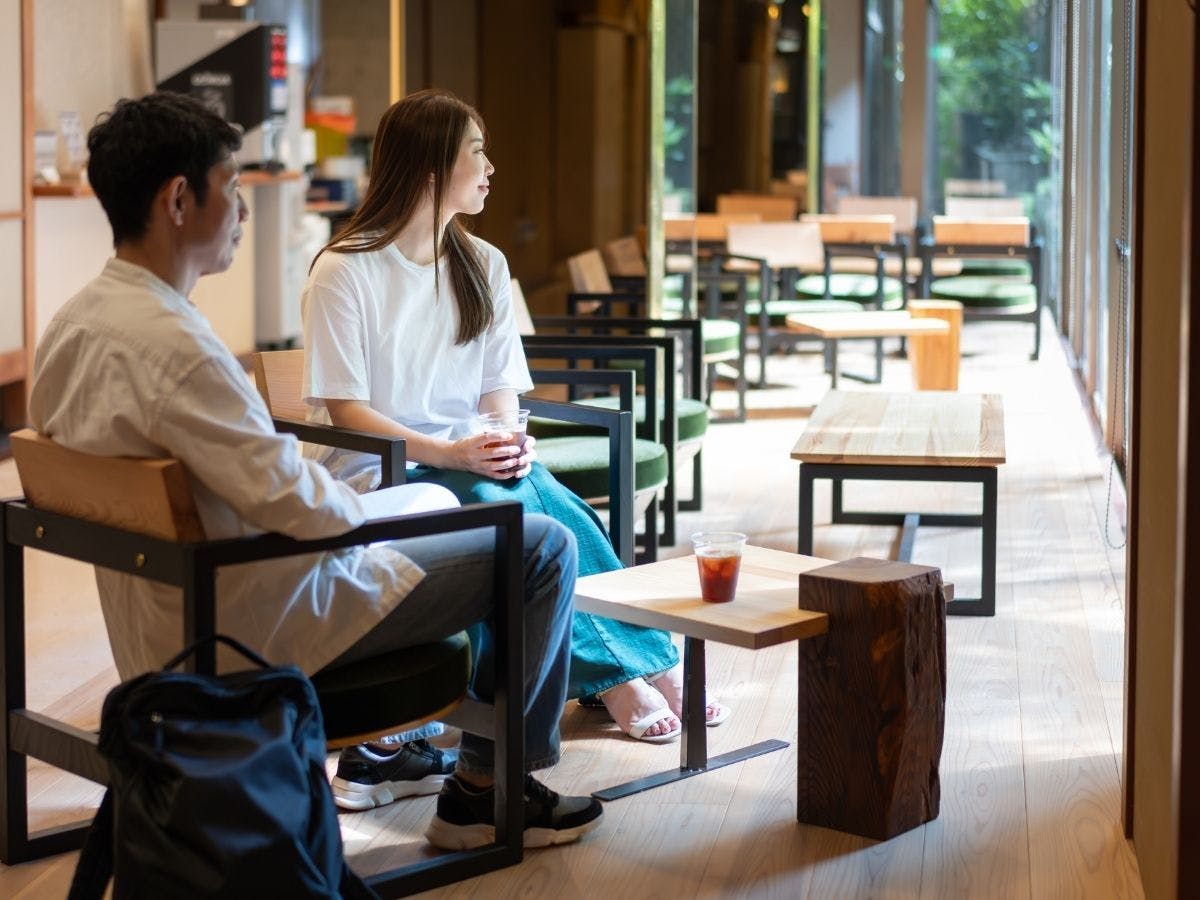 Bar lounge untuk menikmati sake lokal dan menu kafe