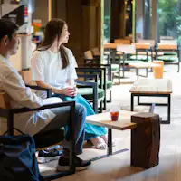 Bar lounge untuk menikmati sake lokal dan menu kafe