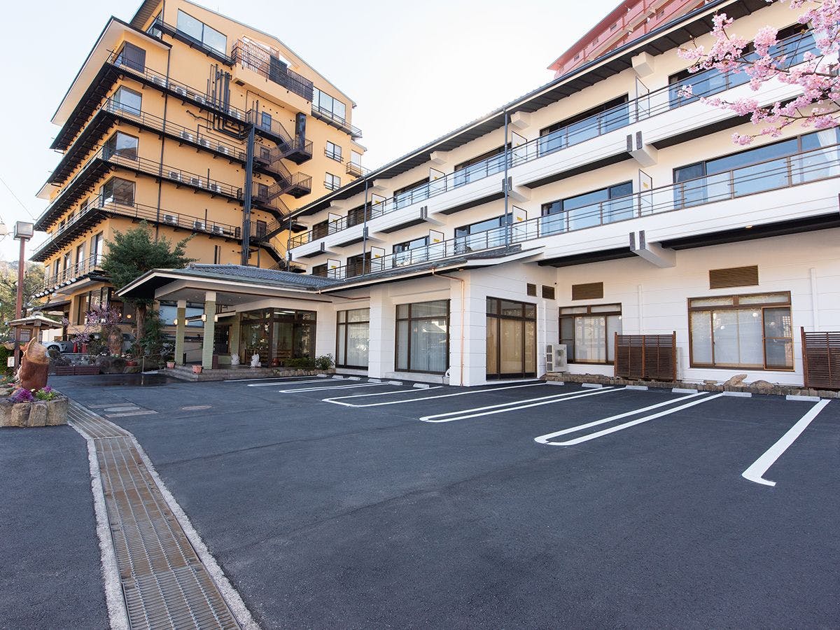 *【外觀與免費停車場】可容納30台車