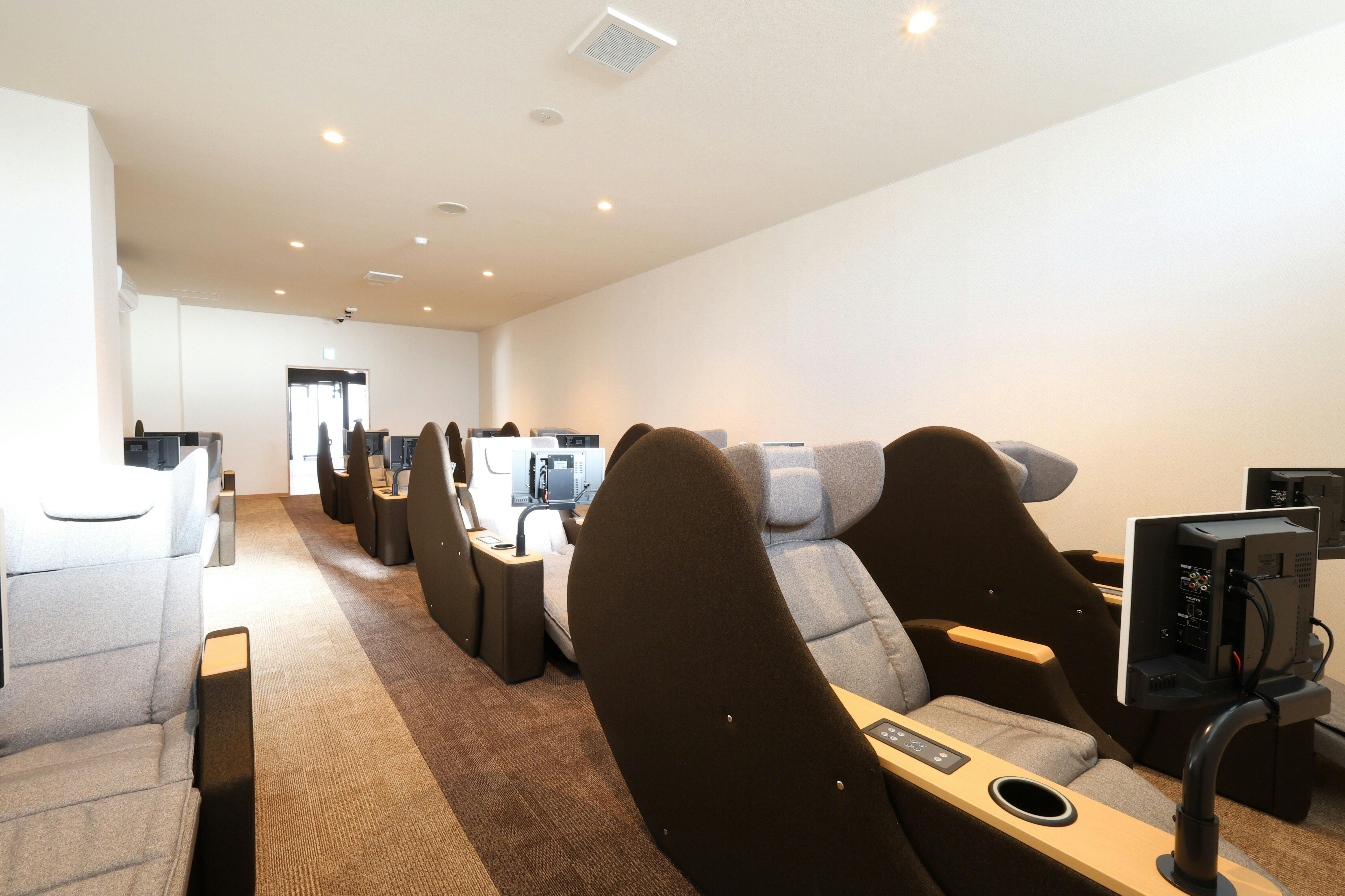 設有可躺椅的休息區。