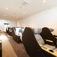 設有可躺椅的休息區。