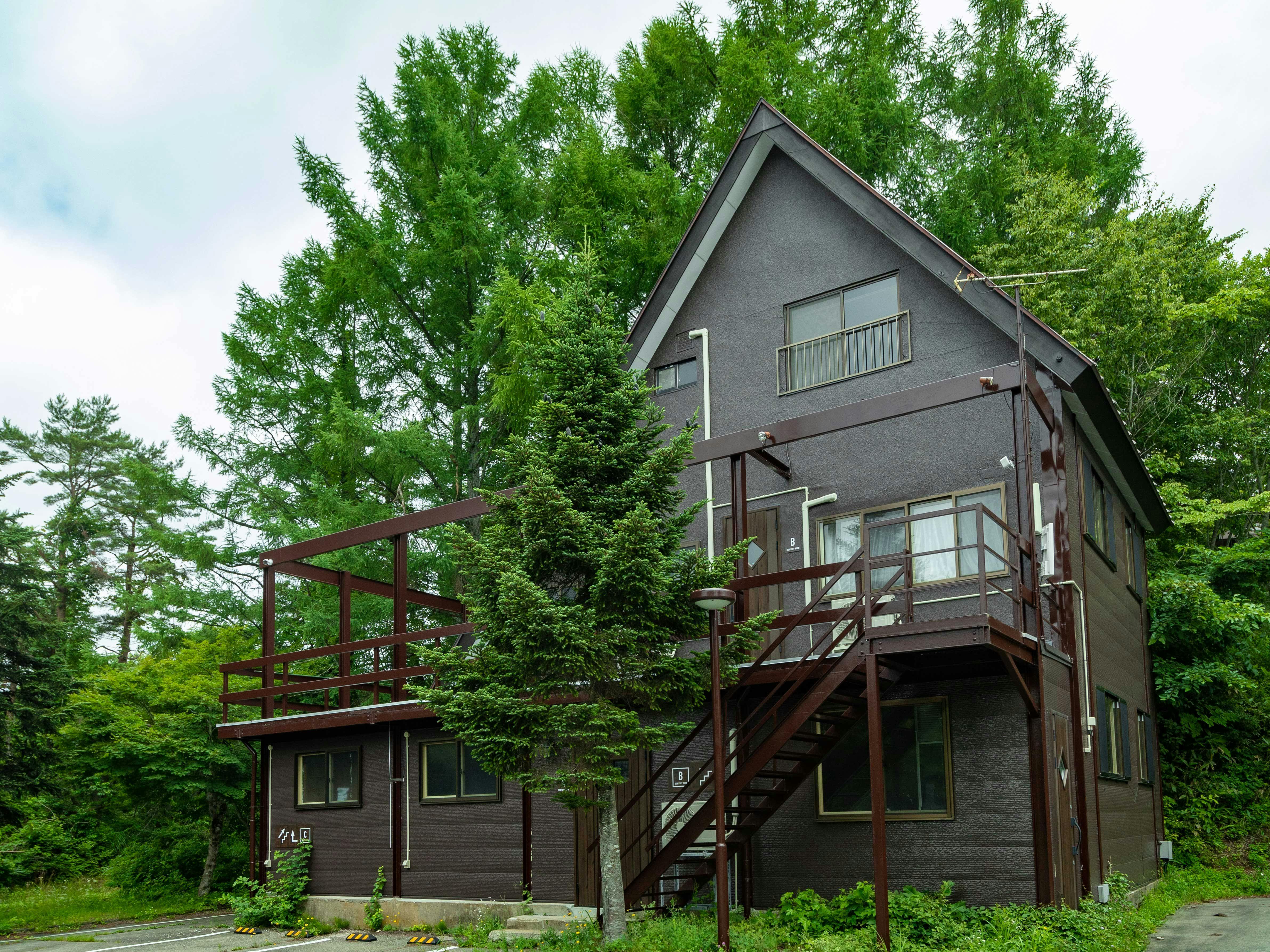 คอทเทจ 3 ชั้น: ภายนอก