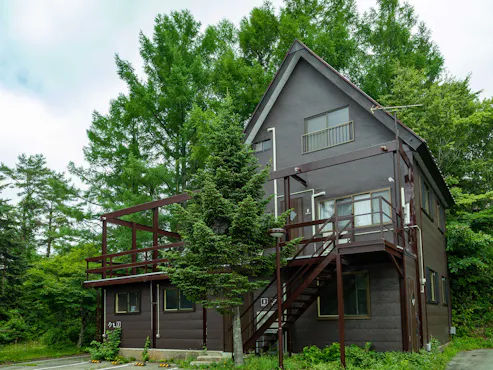 คอทเทจ 3 ชั้น: ภายนอก