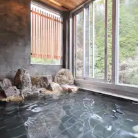 ห้องอาบน้ำสาธารณะชายที่มีวิวสวย