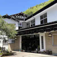 โรงแรม Sandankyo ตั้งอยู่ใต้ท้องฟ้าสีฟ้าสดใส