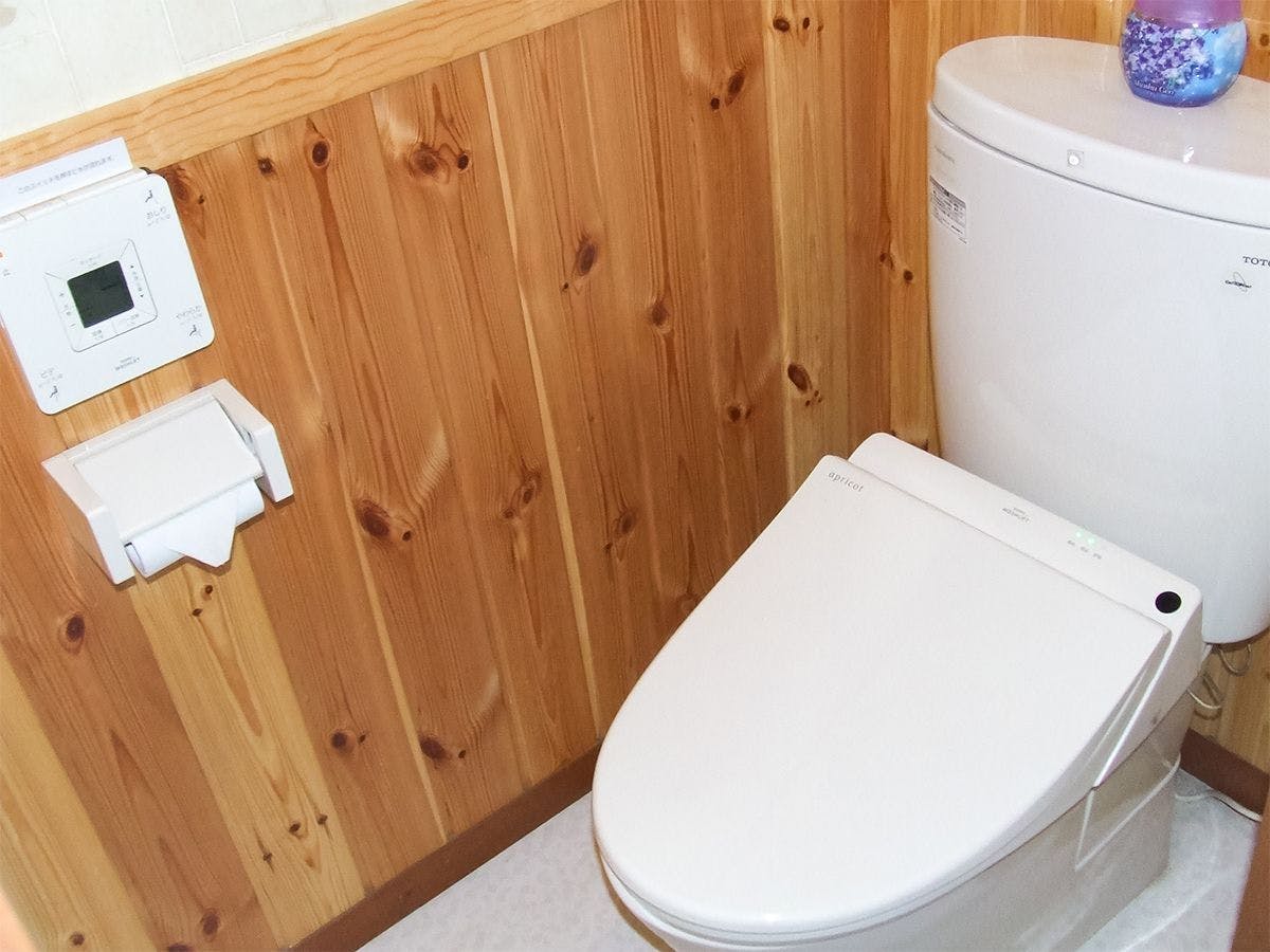 - ห้องน้ำรวม: มีโถสุขภัณฑ์ล้างน้ำอุ่น.