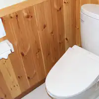 - ห้องน้ำรวม: มีโถสุขภัณฑ์ล้างน้ำอุ่น.