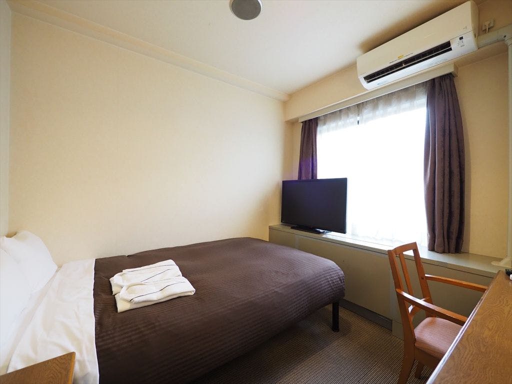 Tempat tidur semi-double