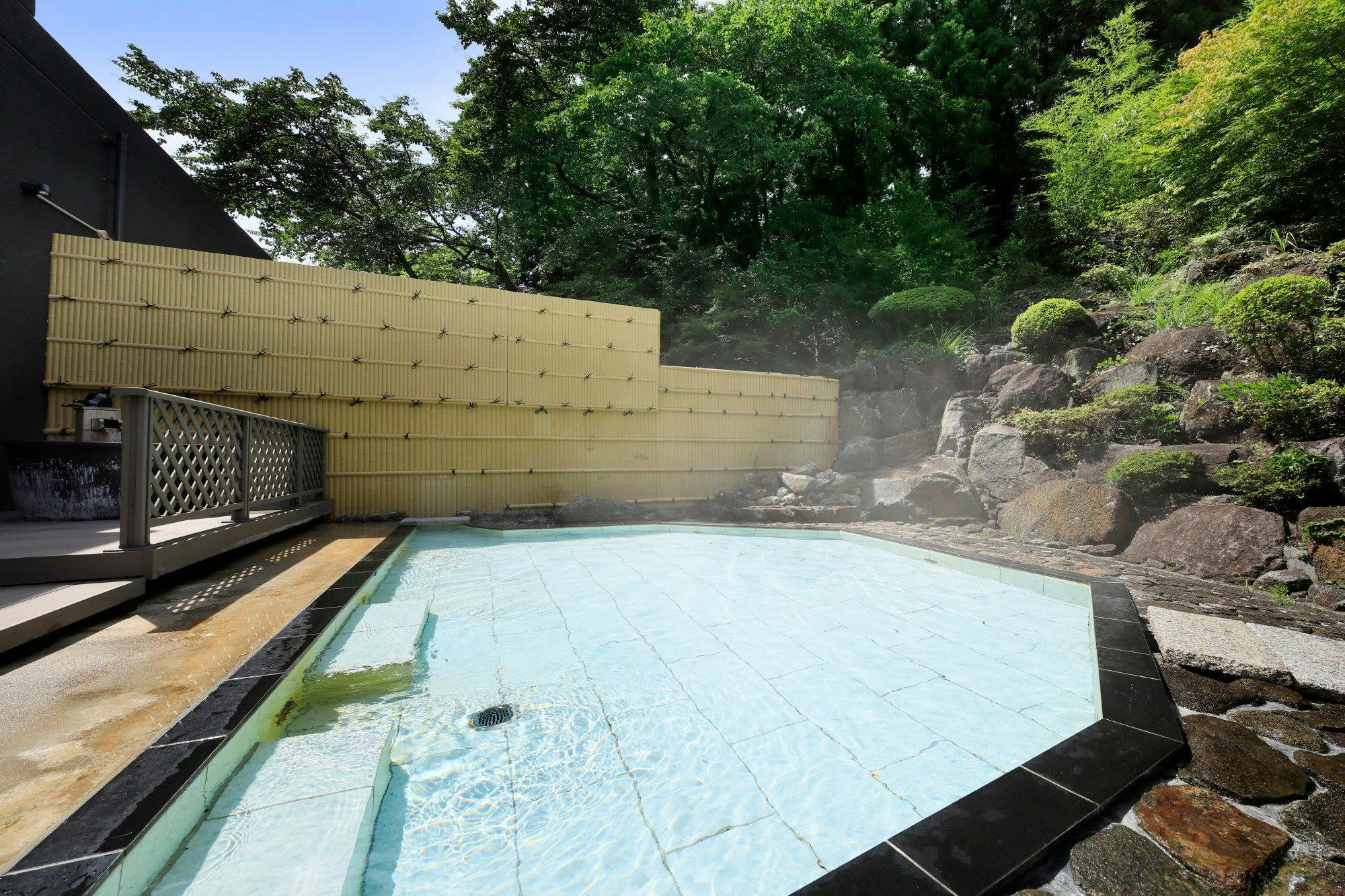 บ่อน้ำพุร้อนกลางแจ้ง