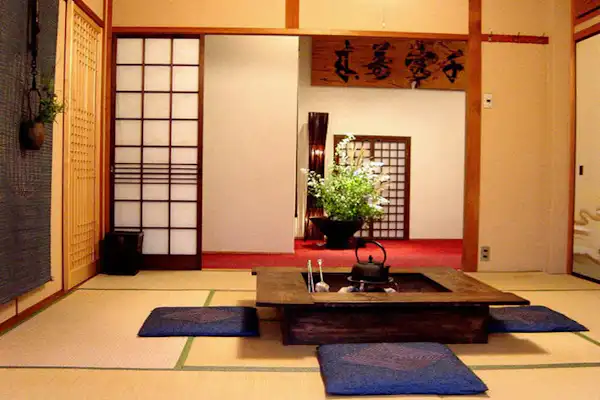 Ruang tamu dengan perapian tradisional.