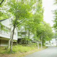 คอทเทจที่ตั้งอยู่บนเนินสูง