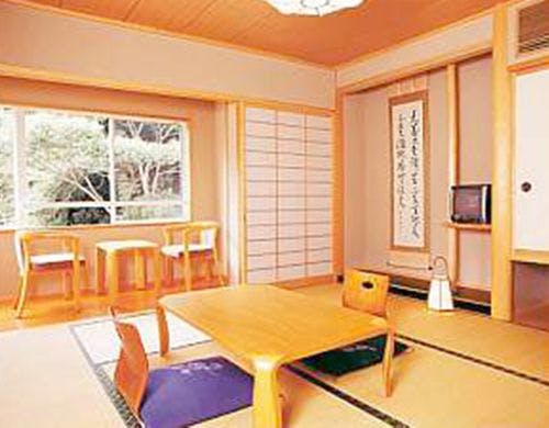 ・陽射しが差し込んでほっこりする和室