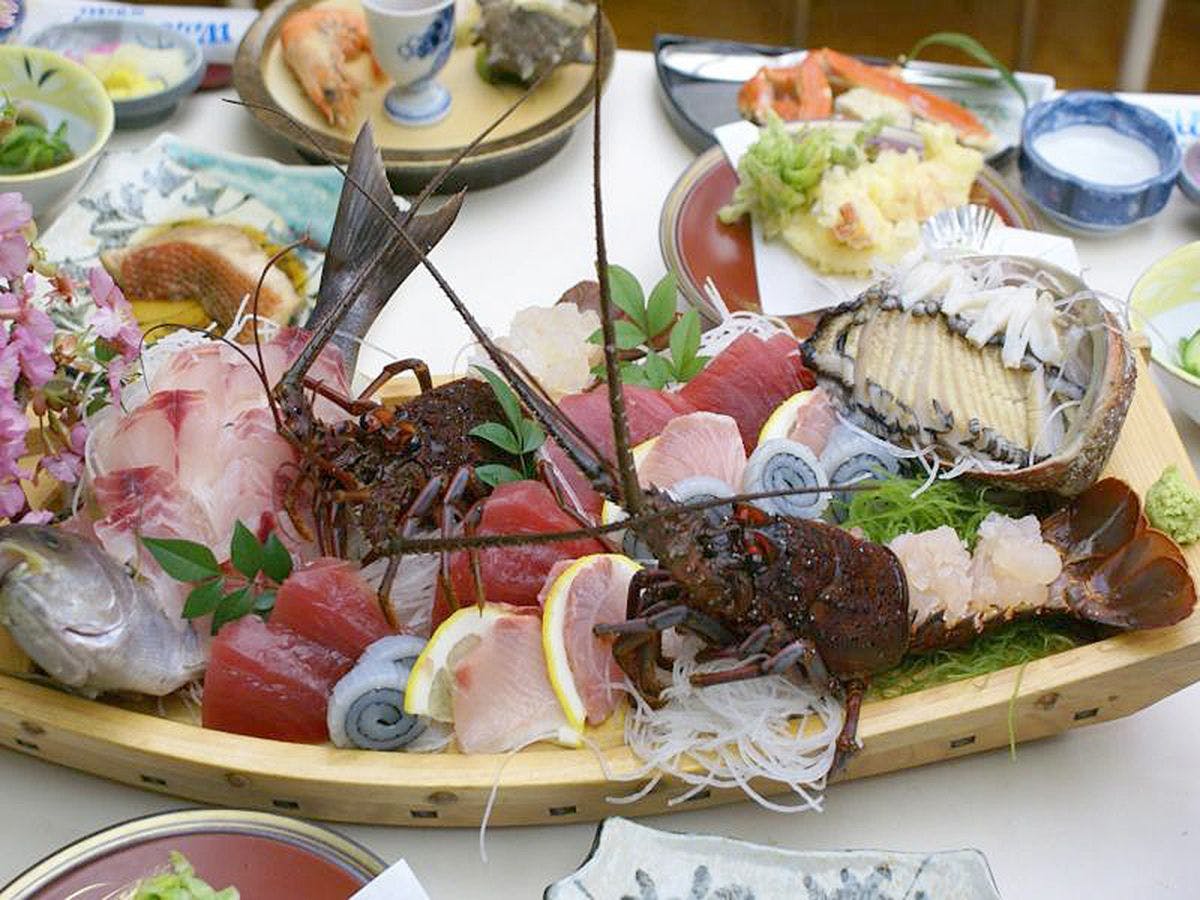 อาหารทะเลและผลผลิตจากภูเขาท้องถิ่น ผักจากสวนของเราเอง