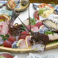 อาหารทะเลและผลผลิตจากภูเขาท้องถิ่น ผักจากสวนของเราเอง