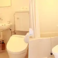 Semua kamar mandi di setiap kamar telah direnovasi pada Februari 2023.