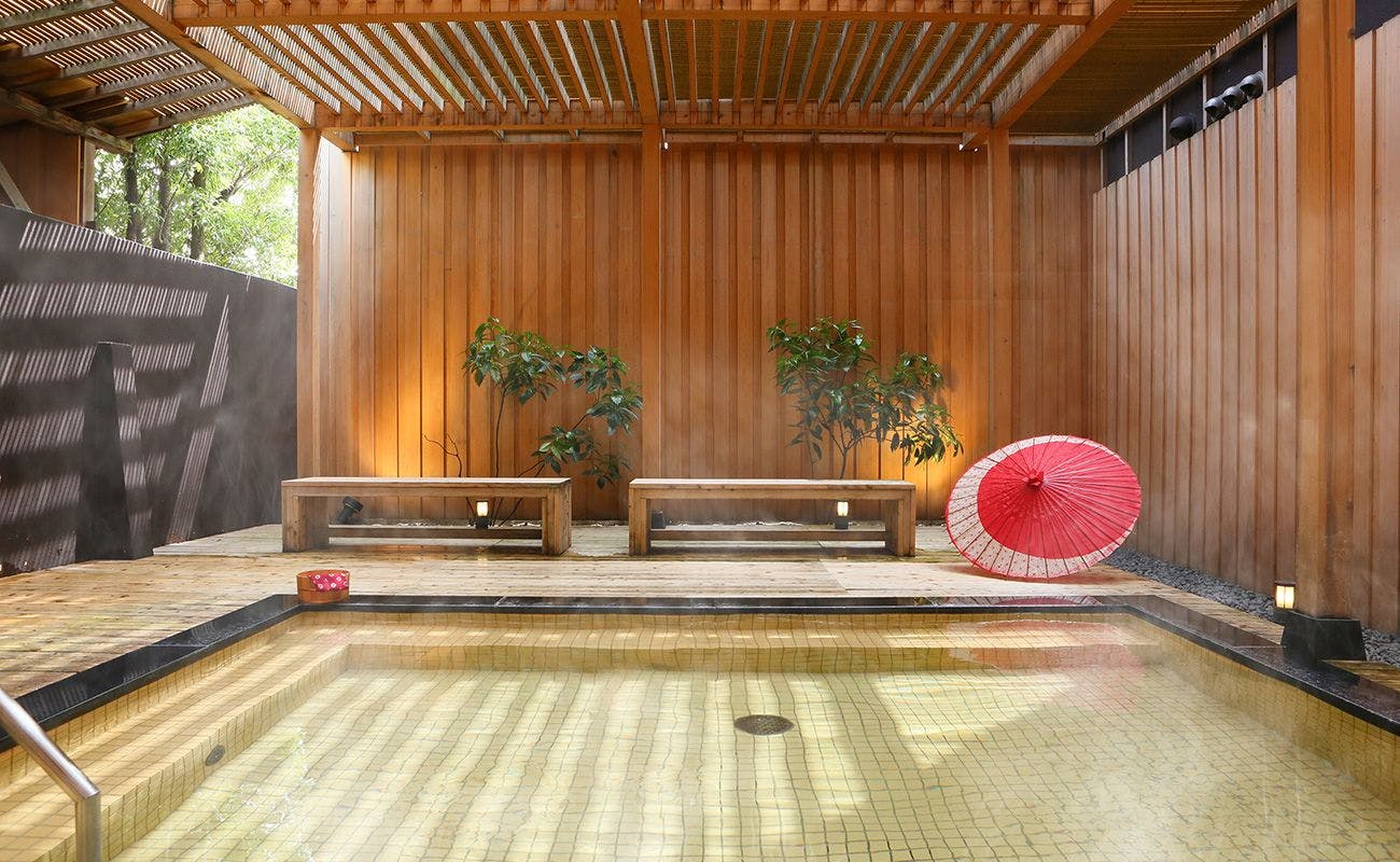 สวนอาบน้ำกลางแจ้งใต้แสงแดดที่ลอดผ่านใบไม้