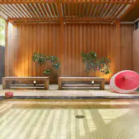 สวนอาบน้ำกลางแจ้งใต้แสงแดดที่ลอดผ่านใบไม้