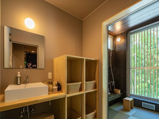 นี่คือห้องเปลี่ยนเสื้อผ้าสำหรับอ่างอาบน้ำส่วนตัว