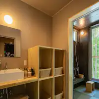 นี่คือห้องเปลี่ยนเสื้อผ้าสำหรับอ่างอาบน้ำส่วนตัว