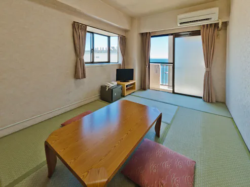 ห้องสไตล์ญี่ปุ่นขนาด 8.5 เสื่อทาทามิพร้อมหน้าต่างเบย์