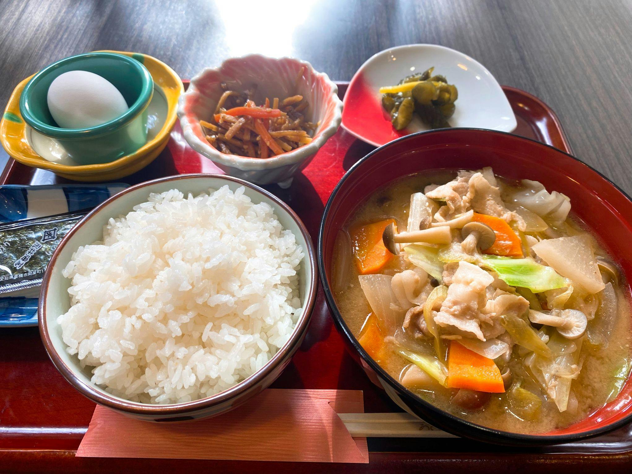 เรามีซุปหมูร้อนๆ ให้บริการตั้งแต่เช้า