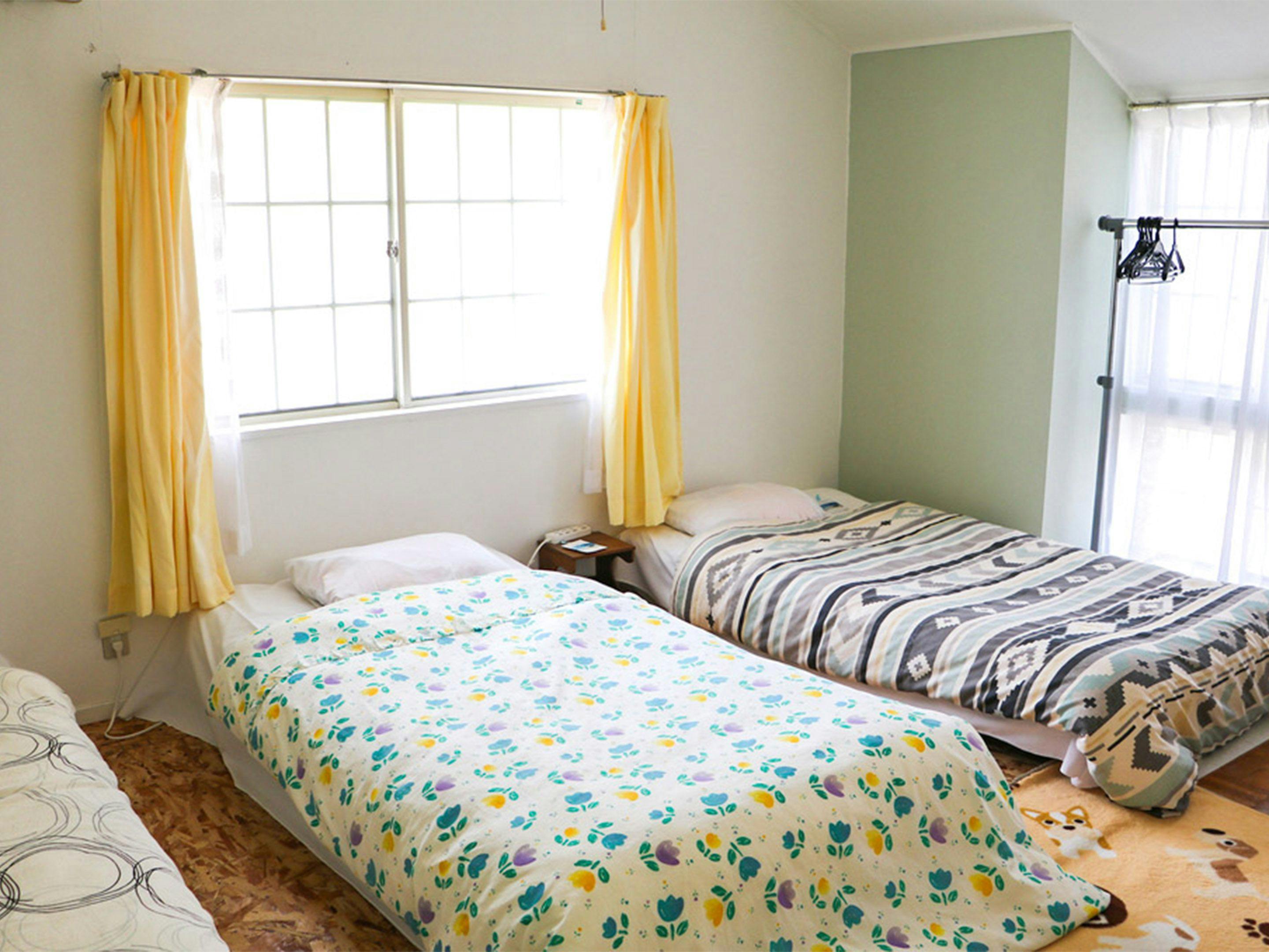 แสงแดดส่องผ่านหน้าต่างสองบานอย่างสดใส