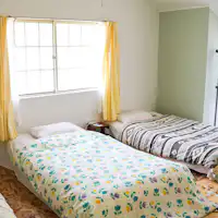 แสงแดดส่องผ่านหน้าต่างสองบานอย่างสดใส