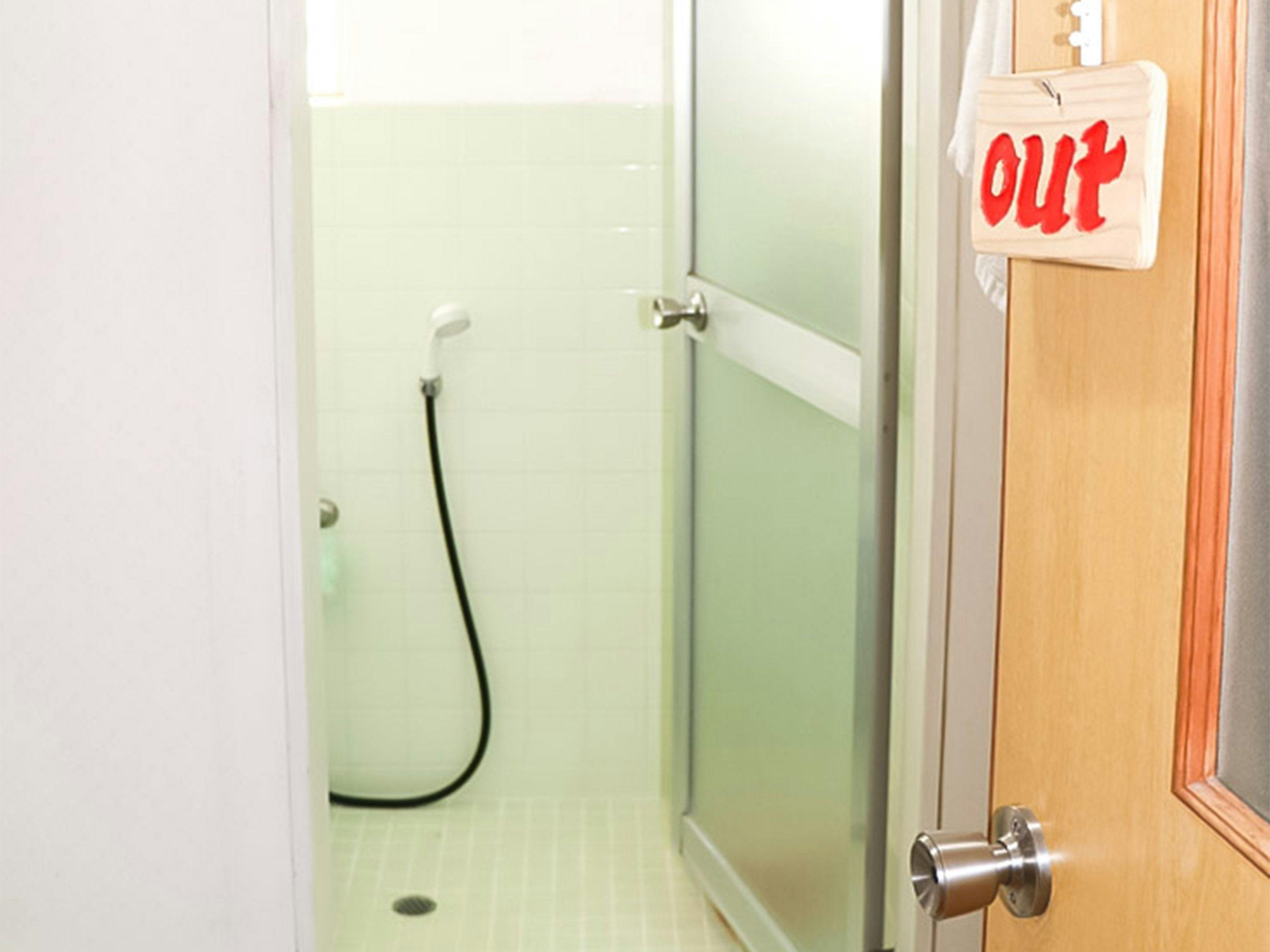 - ห้องอาบน้ำฝักบัวและห้องน้ำพร้อมฟังก์ชันทำความสะอาด.