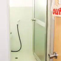 - ห้องอาบน้ำฝักบัวและห้องน้ำพร้อมฟังก์ชันทำความสะอาด.