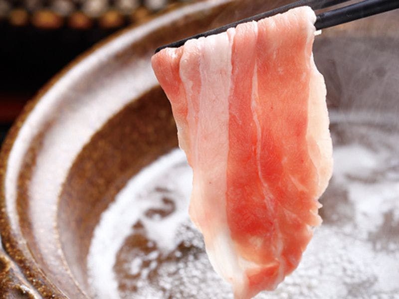 Menggunakan daging babi Kinako yang dibesarkan di peternakan lokal.