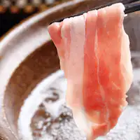 Menggunakan daging babi Kinako yang dibesarkan di peternakan lokal.