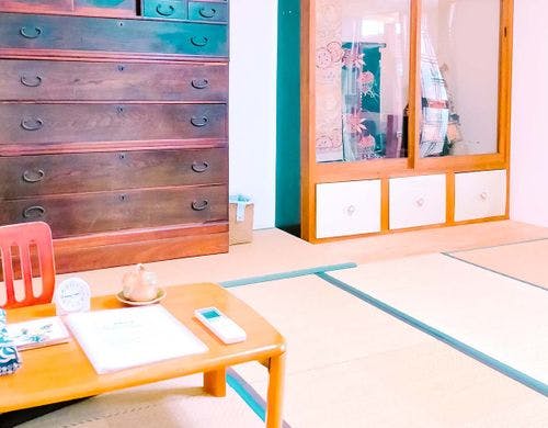 ＜ルームA＞昔の調度品もインテリアとして