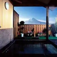 ห้องอาบน้ำขนาดใหญ่ที่มีภูเขาไฟฟูจิอันยิ่งใหญ่อยู่ตรงหน้า