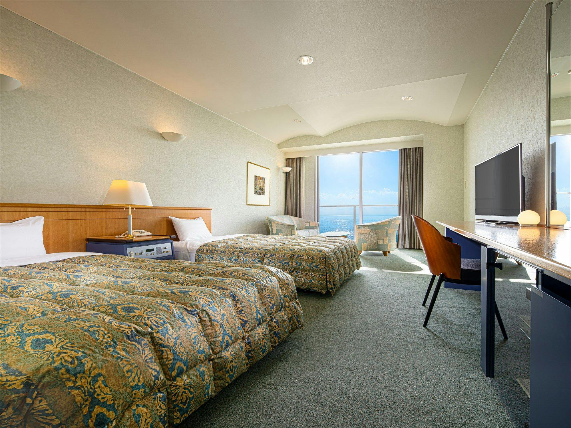 Kamar bergaya barat dengan pemandangan laut di sudut