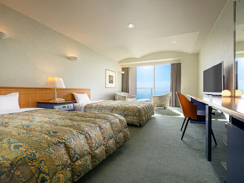 Kamar bergaya barat dengan pemandangan laut di sudut