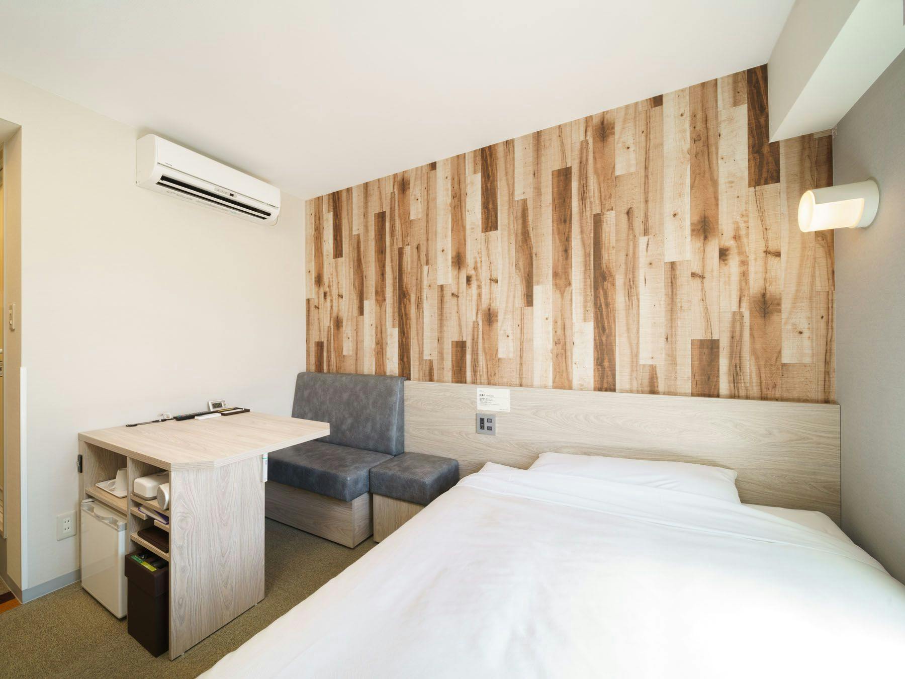 Anda dapat bersantai dengan nyaman di tempat tidur yang luas.