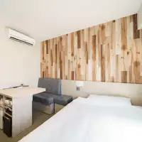 Anda dapat bersantai dengan nyaman di tempat tidur yang luas.