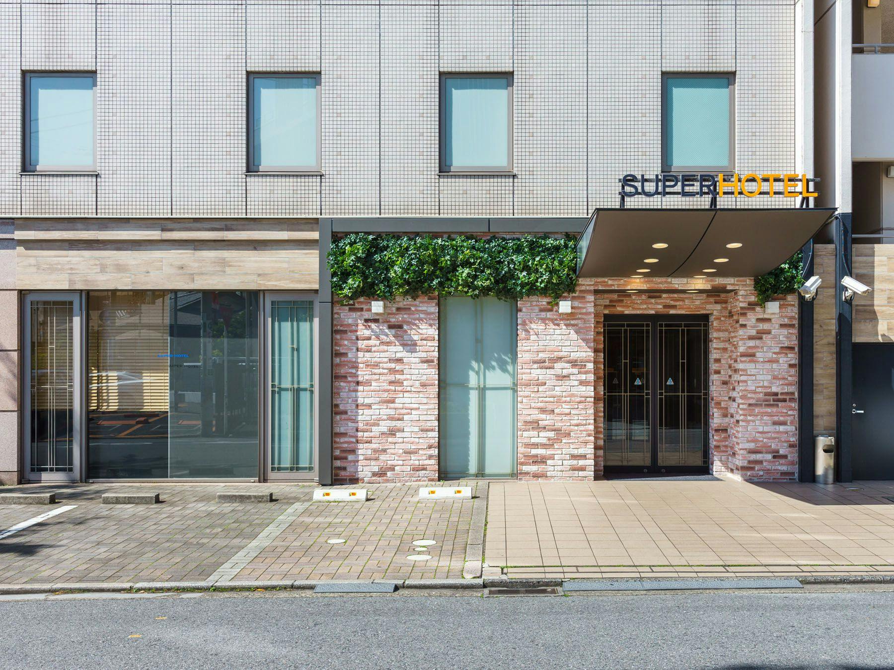 Eksterior modern dengan ubin bata.