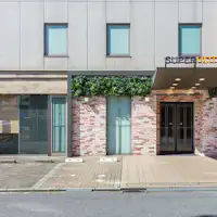 Eksterior modern dengan ubin bata.