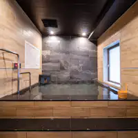 Ini adalah Mata air panas yang jernih, tidak berwarna, bersifat alkali lemah, dan hipotonik.