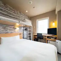 Ini adalah Kamar dengan tempat tidur ganda dan tempat tidur loteng.