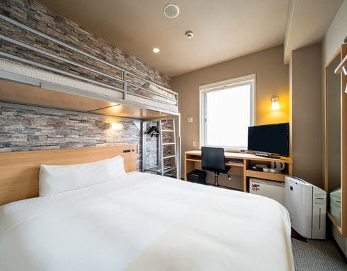 ダブルベッド＋ロフトベッドのお部屋です。