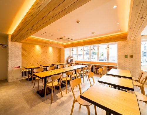 朝の陽ざしに包まれた空間で美味しい食事を