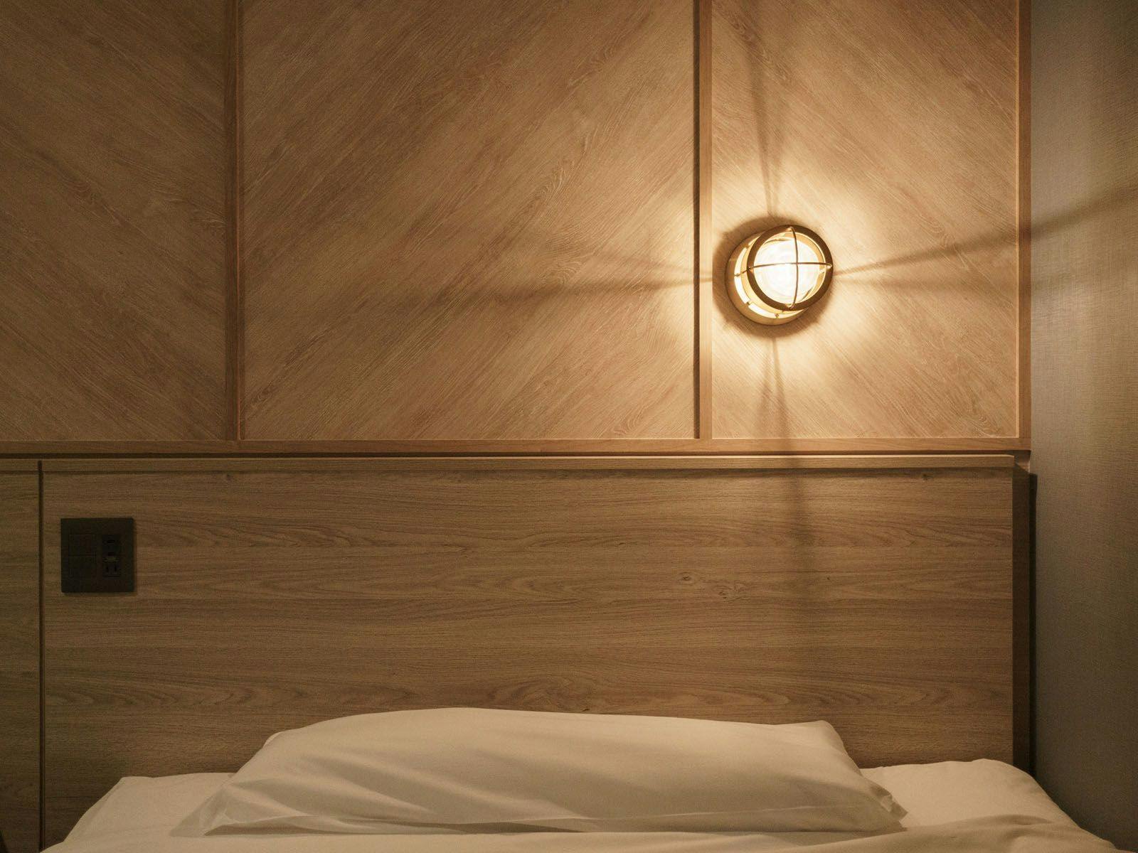 稍微昏暗的亮度诱发睡意。