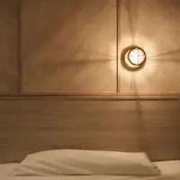 稍微昏暗的亮度诱发睡意。